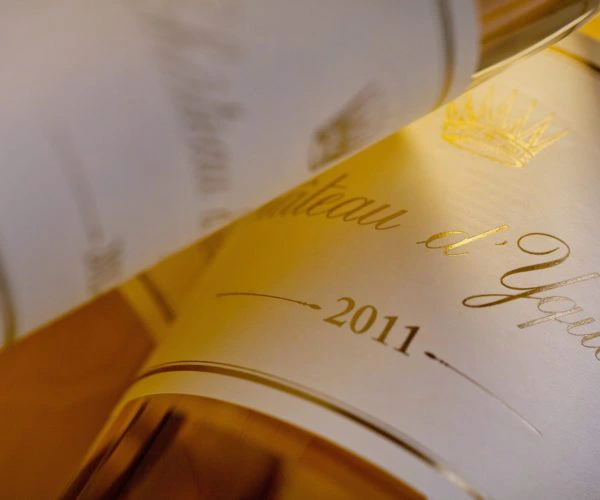 Bouteille de vin blanc Château d'Yquem 2011 servie au Restaurant La Table de Trois à Bordeaux, pour un accord mets et vins d'exception