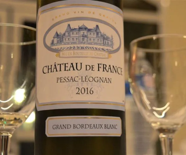 Dégustation d'un vin blanc Château de France 2016 au Restaurant La Table de Trois à Bordeaux