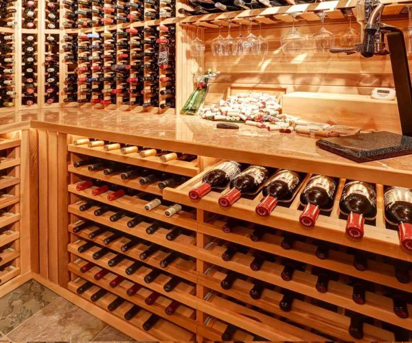 La somptueuse cave à vin en bois du Restaurant La Table de Trois à Bordeaux