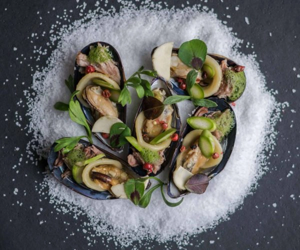 Plat de moules gastronomiques sur lit de gros sel au Restaurant La Table de Trois à Bordeaux