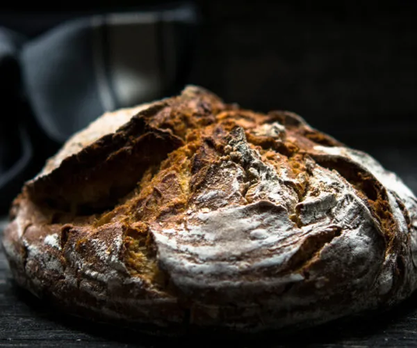 Miche de pain artisanal croustillant accompagnant les plats du restaurant La Table de Trois à Bordeaux