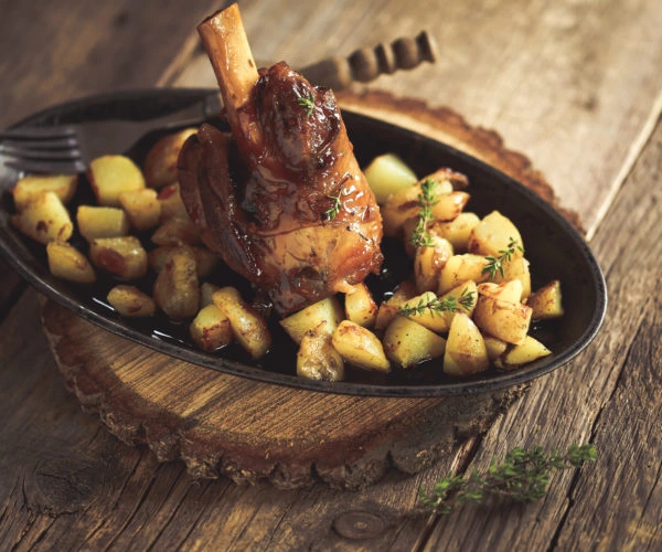 Souris d'agneau confite accompagnée de ses pommes de terres dorées servi au restaurant La Table de trois à Bordeaux